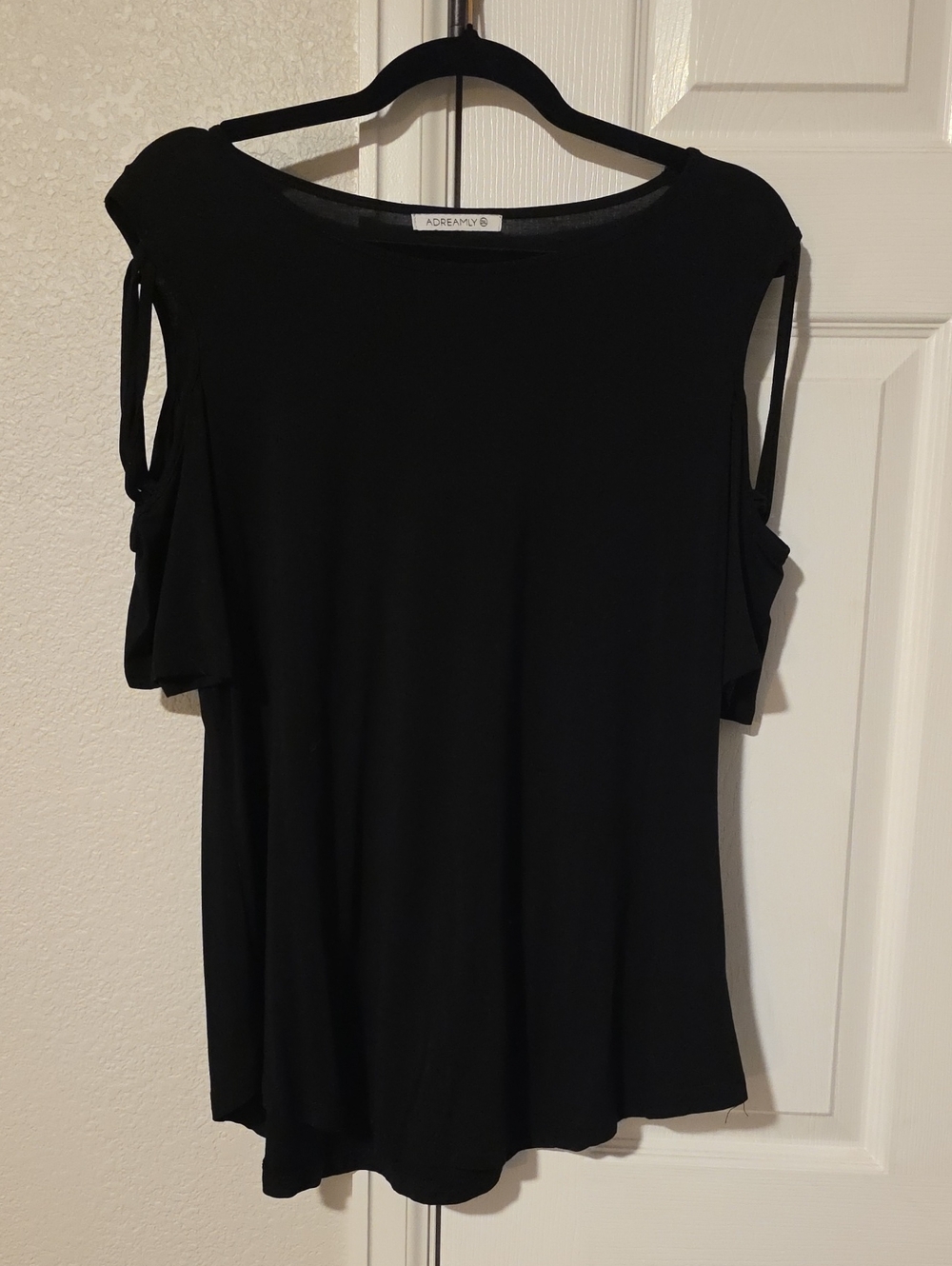Adreamly Women's Black Cold-Shoulder Short Sleeve Tee